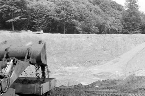 ARH Slg. Weber 02-025/0015, Aushebung einer Grube zur Verlegung von Kanalrohren, Gehrden, zwischen 1975/1980