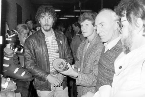 ARH Slg. Weber 02-026/0014, Skisportleiter Alois Spohr (zweiter von rechts) und weitere Personen bei einem Basar für gebrauchte Wintersportartikel der Skisparte im Sportverein Gehrden, zwischen 1980/1990