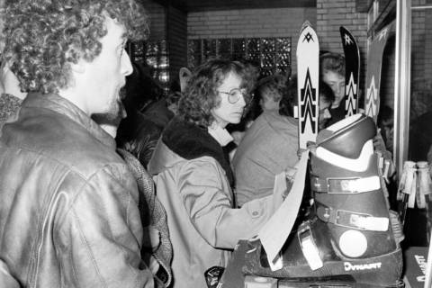 ARH Slg. Weber 02-026/0015, Personen bei einem Basar für gebrauchte Wintersportartikel der Skisparte im Sportverein Gehrden, zwischen 1980/1990