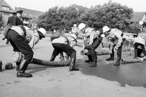 ARH Slg. Weber 02-027/0007, Pokalwettkämpfe aller Gehrdener Ortsfeuerwehren auf dem Schulhof der Grundschule Am Castrum, Gehrden, zwischen 1975/1980