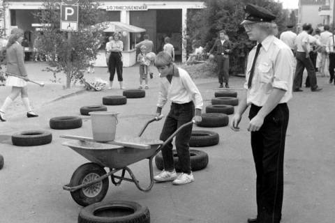 ARH Slg. Weber 02-027/0010, Kinderspiele zur Jubiläumsfeier "20 Jahre Jugendfeuerwehr" vor dem Feuerwehrhaus Nordstraße, Gehrden, 1985