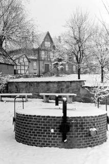 ARH Slg. Weber 02-028/0002, Dorfbrunnen mit Löschwasserentnahmestelle im Winter in der Ortsmitte von Everloh , zwischen 1980/1990