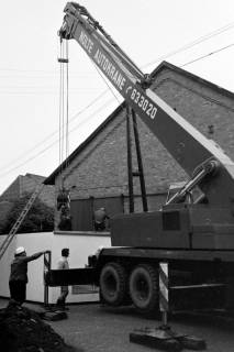 ARH Slg. Weber 02-028/0006, Anlieferung einer Trafostation durch einen Kran, zwischen 1980/1990