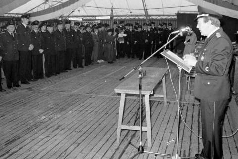 ARH Slg. Weber 02-029/0009, Ortsbrandmeister Willi Siebert hält eine Rede beim Jubiläumszeltfest der Ortsfeuerwehr Gehrden, zwischen 1980/1990