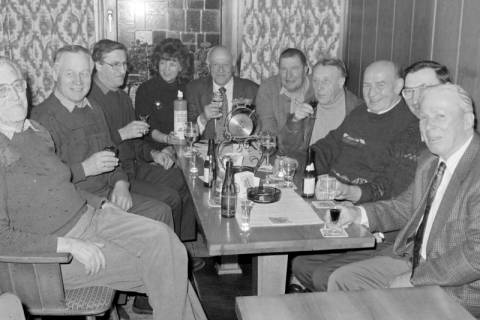 ARH Slg. Weber 02-031/0007, Traditioneller Stammtisch mit Landwirten / Honoratioren und Gastwirtin im Gasthaus Behnsen, Leveste, zwischen 1980/1990