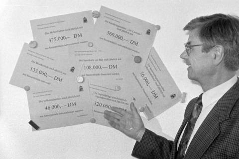 ARH Slg. Weber 02-031/0009, Stadtkämmerer Karl Ricke präsentiert die Forderungen des Stadtdirektors zur Verteilung von Steuergeldern in Gehrden, zwischen 1990/1996