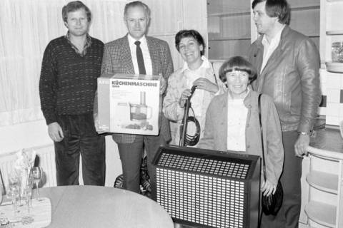 ARH Slg. Weber 02-032/0003, Überreichung von Gewinnen? in einer Küche?, zwischen 1980/1990