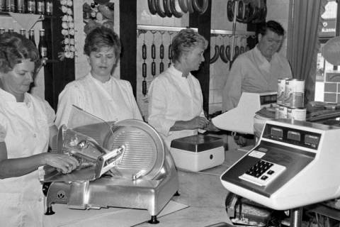 ARH Slg. Weber 02-032/0008, V.r. Fleischermeister Wilhelm Beier, Frau Bess, Margot Beier und Frau Sonntag in der Fleischerei Beier im Steinweg, Gehrden, zwischen 1980/1990