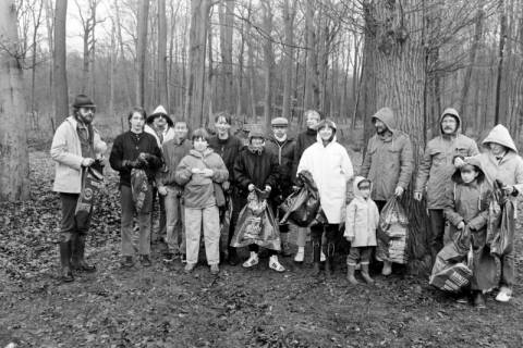 ARH Slg. Weber 02-032/0010, Erwachsene und Kinder bei einer Müllsammelaktion? im Wald, zwischen 1980/1990