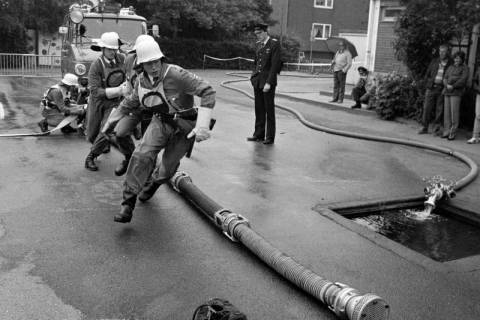 ARH Slg. Weber 02-033/0014, Wettkampf der Gehrdener Feuerwehren auf dem Schulhof der Grundschule Am Castrum, Gehrden, zwischen 1980/1990