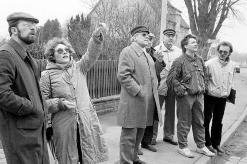 ARH Slg. Weber 02-034/0001, Ortsbegehung in der Alte Bahnhofsstraße des Ortsrates Lemmie mit v.l. Heinrich Möller (CDU), N.N., Ortsbürgermeister Horst Lanka (SPD), N.N.,  N.N., Peter Strüber (SPD) und N.N., zwischen 1980/1990
