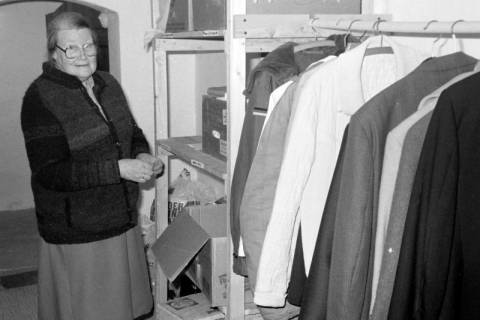 ARH Slg. Weber 02-035/0014, Erika Mende vom DRK-Ortsverein in der DRK-Kleiderkammer, Gehrden, zwischen 1980/1990