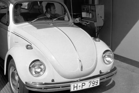 ARH Slg. Weber 02-037/0003, Zwei Männer im Auto an einem Bremsenprüfstand, zwischen 1980/1990