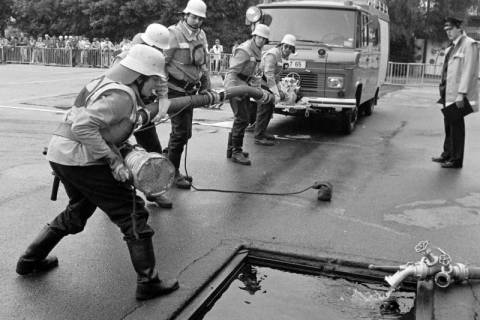 ARH Slg. Weber 02-037/0004, Wettkampf der Gehrdener Feuerwehren auf dem Schulhof der Grundschule Am Castrum, Gehrden, zwischen 1980/1990