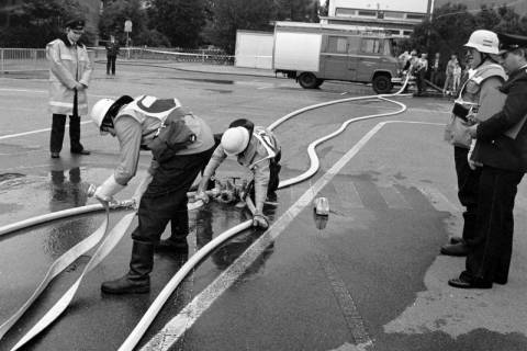 ARH Slg. Weber 02-037/0006, Wettkampf der Gehrdener Feuerwehren auf dem Schulhof der Grundschule Am Castrum, Gehrden, zwischen 1980/1990