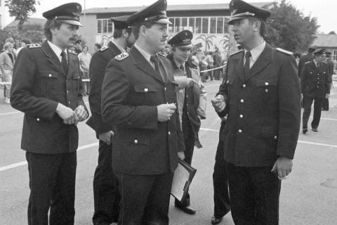 ARH Slg. Weber 02-037/0007, Wertungsrichter beim Wettkampf der Gehrdener Feuerwehren auf dem Schulhof der Grundschule Am Castrum, rechts: Gemeindeausbildungsleiter aus Wennigsen Heinz Pinkowski, Gehrden, zwischen 1980/1990