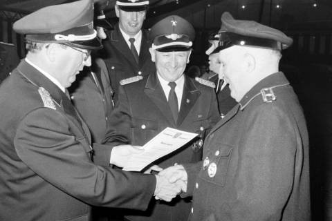 ARH Slg. Weber 02-037/0011, Kreisbrandmeister August Heine überreicht Otto Haller und N.N. der Ortsfeuerwehr Leveste bei einem Zeltfest Verdienstabzeichen, Gehrden, zwischen 1980/1990