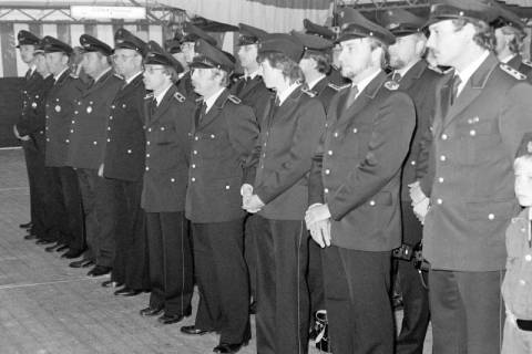 ARH Slg. Weber 02-037/0017, Gruppenfoto der Ortsfeuerwehr Everloh bei einem Zeltfest, Gehrden, zwischen 1980/1990