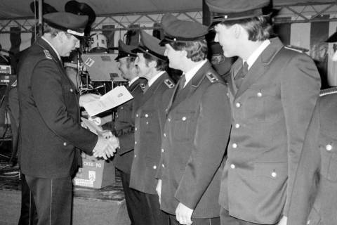 ARH Slg. Weber 02-038/0001, Übergabe von Urkunden zum 60-jährigen Bestehen der Ortsfeuerwehr Northen in einem Zeltfest, Northen, 1985