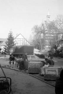 ARH Slg. Weber 02-038/0009, Männer pflastern die Dammstraße, im Hintergrund die Margarethenkirche, Gehrden, zwischen 1980/1990
