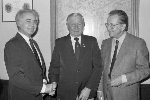 ARH Slg. Weber 02-038/0014, V.l. Vorsitzender Waldemar Brandes, Mitglied Albert Schlette (Mitte) und N.N. des Männergesangsvereins Lenthe , zwischen 1980/1990