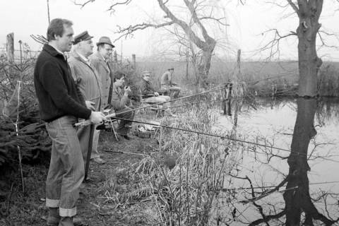 ARH Slg. Weber 02-038/0015, Traditionelles Anangeln im Frühjahr des Anglervereins "Makrele" Gehrden an der "Kaffeeküche",  v.l. Stadtdirektor Hans Bildhauer, Bürgermeister Helmut Oberheide und weitere Personen, Gehrden, zwischen 1980/1990