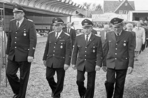 ARH Slg. Weber 02-038/0017, (v. l.) Fritz Narten, August Heine, Eugen Uhlenberg und Friedrich Volker bei einem Feuerwehrfest, Northen, zwischen 1980/1990