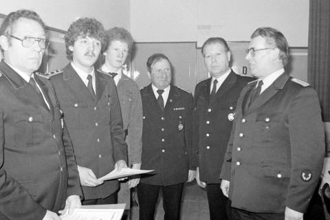 ARH Slg. Weber 02-038/0019, Mitglieder der Feuerwehr nach einer Urkundenübergabe, zwischen 1980/1990
