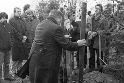 ARH Slg. Weber 02-039/0010, Baumpflanzung an der Stadtgrenze zwischen Gehrden und Ronnenberg, zwischen 1980/1990