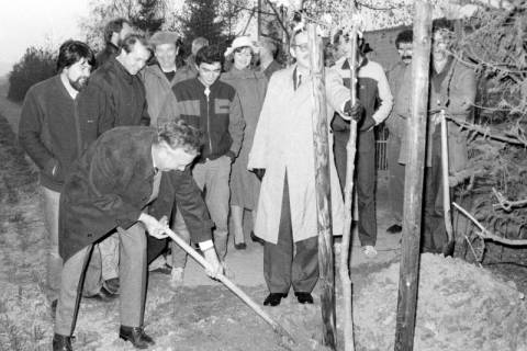 ARH Slg. Weber 02-039/0011, Baumpflanzung an der Stadtgrenze zwischen Gehrden und Ronnenberg, zwischen 1980/1990