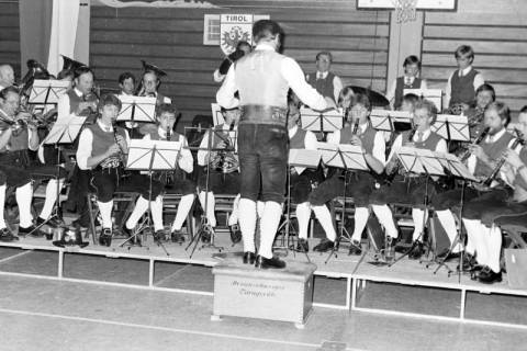 ARH Slg. Weber 02-040/0016, Gastkonzert einer Musik- und Trachtenkapelle aus Tirol in der Sporthalle Lange Feldstraße, Gehrden, zwischen 1980/1990