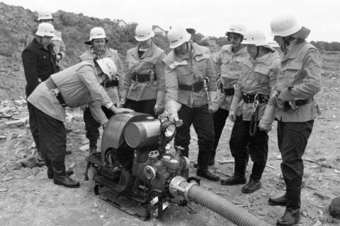 ARH Slg. Weber 02-040/0017, Mitglieder der Feuerwehr stehen an einer Feuerwehr-Pumpe?, zwischen 1980/1990