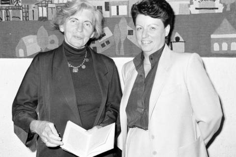 ARH Slg. Weber 02-041/0001, Zwei Frauen stehen nebeneinander in einem Kindergarten?, zwischen 1980/1990