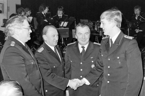 ARH Slg. Weber 02-041/0004, Jahreshauptversammlung der Ortsfeuerwehr Gehrden mit v.l. Zugführer Werner König, Brandschutzabschnittsleiter Eugen Uhlenberg, Ortsbrandmeister Willi Siebert und Rainer Kunze, zwischen 1980/1990