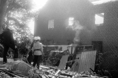 ARH Slg. Weber 02-041/0008, Mitglieder der Feuerwehr bei der Löschung eines Wohnhausbrandes, Northen, zwischen 1980/1990