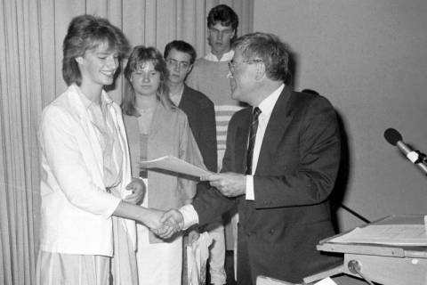 ARH Slg. Weber 02-041/0016, Aushändigung der Abiturzeugnisse durch den Schulleiter Roland Neßler am Matthias-Claudius-Gymnasium, Gehrden, 1985