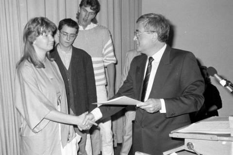 ARH Slg. Weber 02-041/0017, Aushändigung der Abiturzeugnisse durch den Schulleiter Roland Neßler am Matthias-Claudius-Gymnasium, Gehrden, 1985