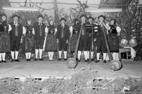 ARH Slg. Weber 02-042/0010, Feuerwehrfest zum 60-jährigen Bestehen der Ortsfeuerwehr Northen mit Besuch des befreundeten Trachtenmusikvereins Urberg / Südschwarzwald, Northen, 1985