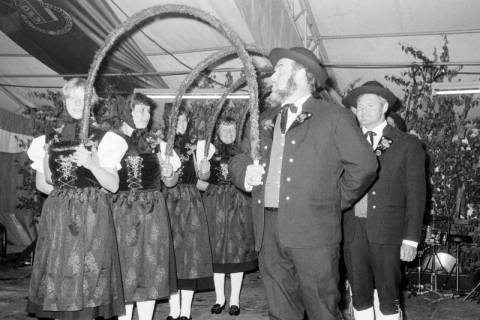 ARH Slg. Weber 02-042/0013, Feuerwehrfest zum 60-jährigen Bestehen der Ortsfeuerwehr Northen mit Besuch des befreundeten Trachtenmusikvereins Urberg / Südschwarzwald, Northen , 1985