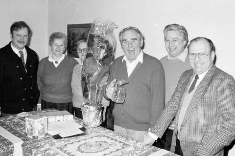 ARH Slg. Weber 02-042/0016, Gruppenfoto des SPD-Ortsverein Leveste mit r. SPD-Bundestagsabgeordneter Günter Kiehm aus Barsinghausen, l. Vorsitzender Rolf-Peter Hübner, zwischen 1980/1990