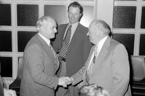ARH Slg. Weber 02-042/0018, Gehrdens Bürgermeister Helmut Oberheide schüttelt dem Northener Ortsbürgermeister Friedrich Nettelmann die Hand, in der Mitte steht Rudi Kreye sen. vom Ortsrat Northen, zwischen 1980/1990