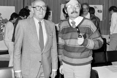 ARH Slg. Weber 02-043/0003, V.l. Friedrich Salfeld (Kirchenvorstand Margarethen-Gemeinde Gehrden) und Superintendent Hans-Bernhard Ottmer (Kirchenkreis Ronnenberg) im Gemeindesaal, Leveste, zwischen 1980/1990