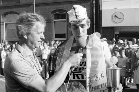ARH Slg. Weber 02-043/0014, Vorsitzender des Hannoverschen Radsport Clubs Reinhard Kramer interviewt den Sieger eines Radrennens um den Bürgerpreis der Stadt Gehrden am Ziel in der Gartenstraße, Gehrden, 1985