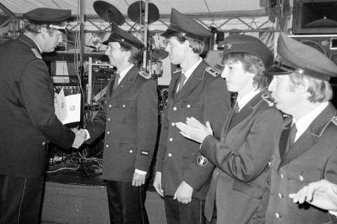 ARH Slg. Weber 02-044/0002, Junge Mitglieder der Feuerwehr erhalten vom Stadtbrandmeister Fritz Narten beim Jubiläumsfest der Ortsfeuerwehr Everloh Urkunden, zwischen 1980/1990