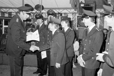 ARH Slg. Weber 02-044/0004, Junge Mitglieder der Feuerwehr erhalten vom Stadtbrandmeister Fritz Narten beim Jubiläumsfest der Ortsfeuerwehr Everloh Urkunden, zwischen 1980/1990