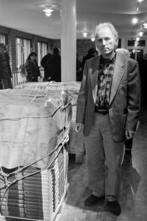 ARH Slg. Weber 02-044/0018, Ein Mann neben Büchern auf Paletten im Rathaus, Gehrden, zwischen 1992/2000