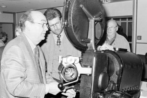 ARH Slg. Weber 02-044/0023, Ausstellung zum Filmtheater und erster Filmabend im Nostalgiekino im Bürgersaal des Rathauses mit v.l. Georg Weber sen. vom Nostalgiekino, N.N. und Hans-Wilhelm Holte, Gehrden, 1996