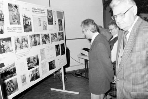 ARH Slg. Weber 02-045/0016, Ausstellung zum Filmtheater und erster Filmabend im Nostalgiekino im Bürgersaal des Rathauses mit v.r. Friedrich Kirchhoff, Klaus Sönke und Elfriede Kirchhoff, Gehrden, 1996