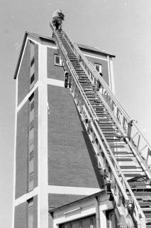 ARH Slg. Weber 02-045/0018, Reparatur der Sirene am Feuerwehrhaus Nordstraße, Gehrden, zwischen 1980/1990