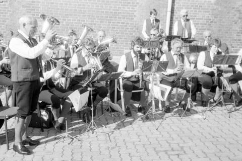 ARH Slg. Weber 02-047/0015, Auftritt des Blasorchesters "Die Original Calenberger" beim Erntedankfest, Everloh, zwischen 1980/1990